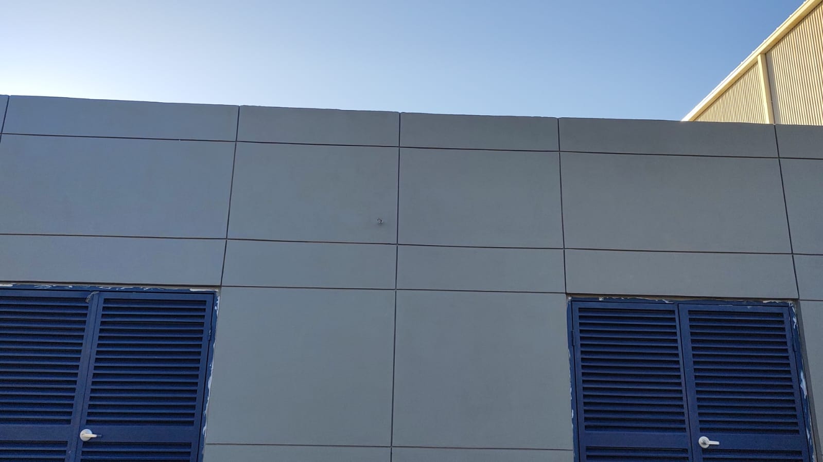 FINSA Multi VI – muro tapón, louvers y malla ciclónica en Tijuana